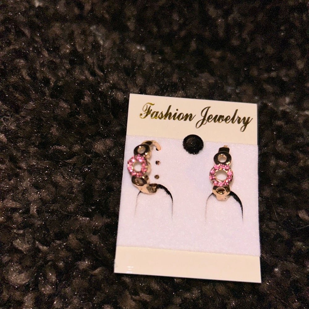 Little hoop earrings with a gold trim with a pinkish diamond